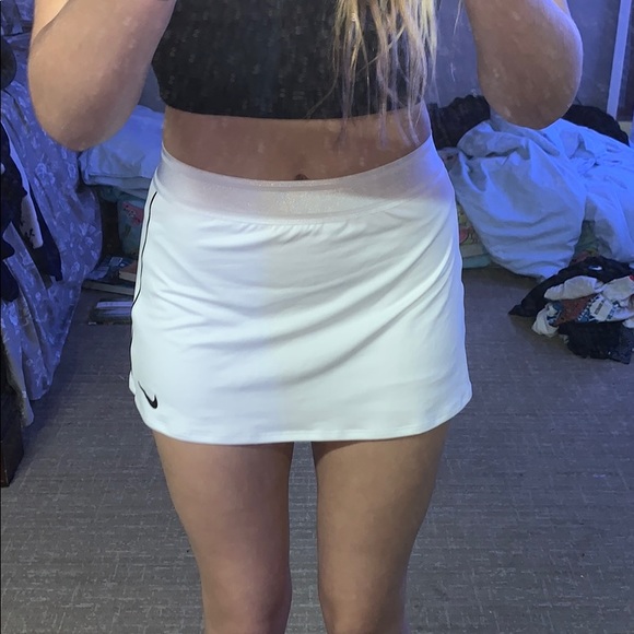 White nike athletic squart - Picture 7 of 8